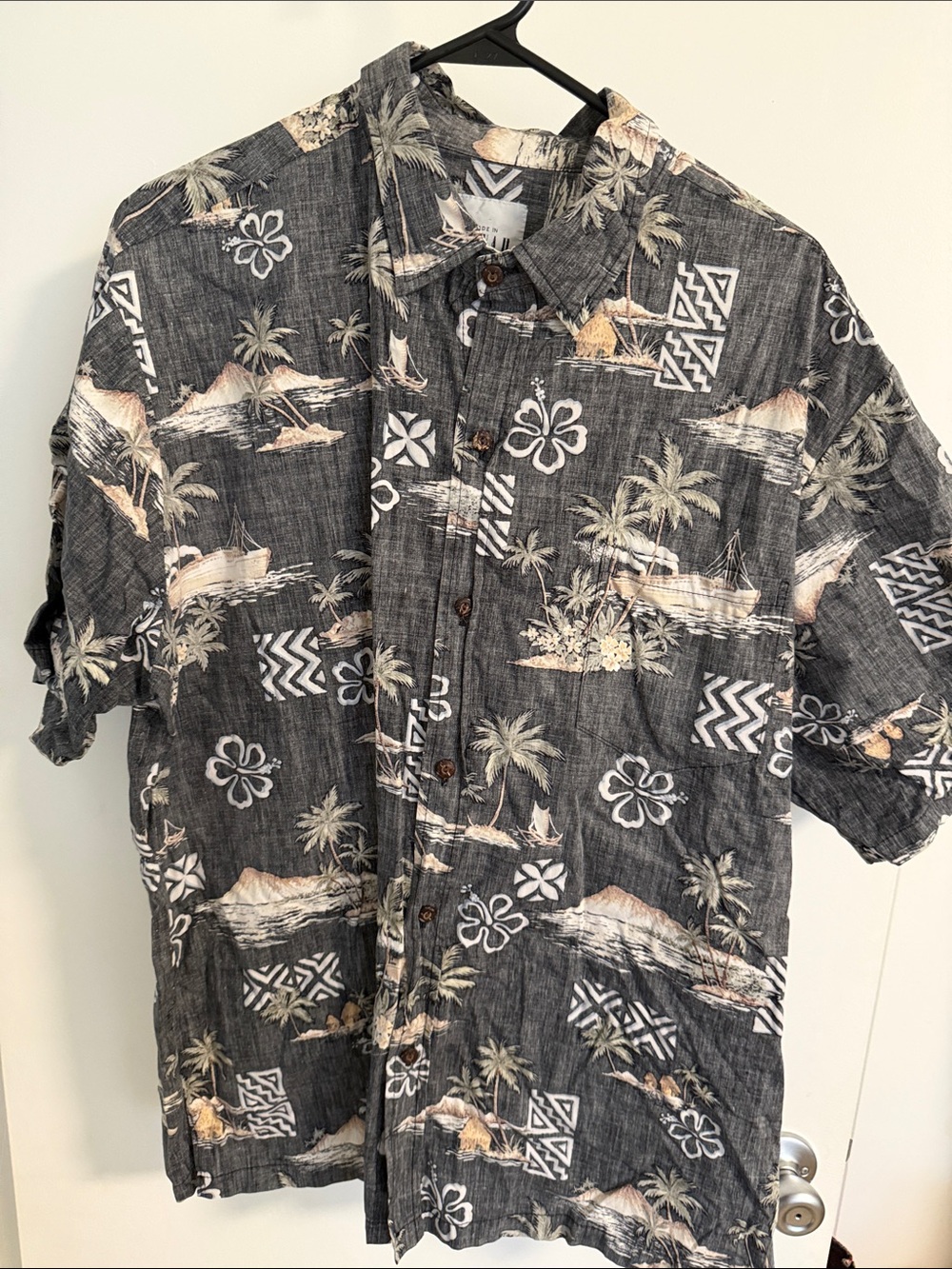 Men's Black Hawaiian Print Short-Sleeve Shirt